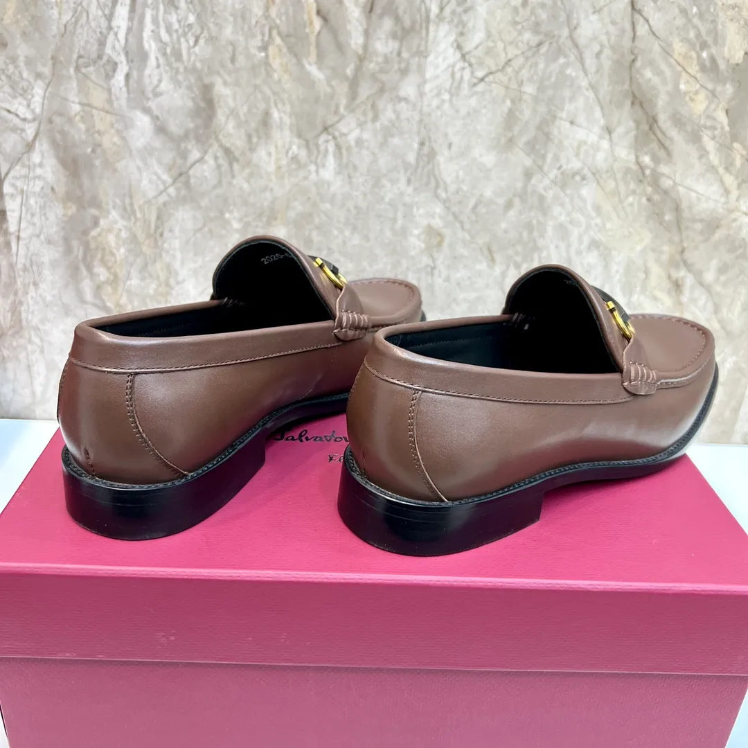 Original quality P580 Brand: Ferragamo Standard size: Men's size 38/44 (45 can be customized) Grade: Same style as the official website High-quality men's shoes Material: Customized first-layer calfskin with water-dyed cowhide lining Cowhide tiptoe Original non-slip and wear-resistant rubber outsole Style category: Men's formal business leather shoes Young and fashionable European and American trends British style Casual matching Comfortable feet Color: Actual picture